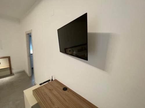 Una televisión o centro de entretenimiento en Amaranto Guesthouse