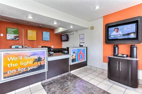 Motel 6-Salinas, CA - North Monterey Area