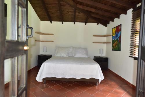 1 dormitorio con 1 cama y 2 mesitas de noche en Villa Linderhof, en Montenegro