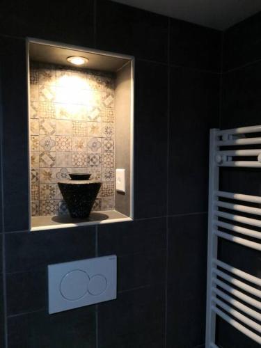 uma casa de banho com um lavatório e um espelho na parede em Studio with free parking Nice terrace Free WiFi connection em Genebra
