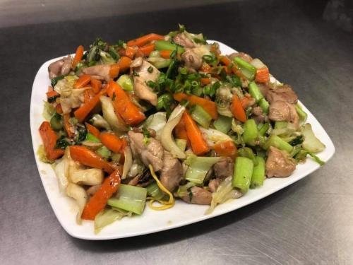 a plate of food with vegetables on a table at Royal Camping TENTE NON INCLUSE Espace Camping in Patio