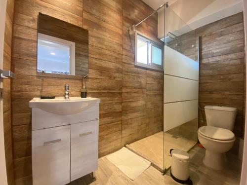 uma casa de banho com um lavatório e um WC em 1-bedroom duplex 100m by the sea em Limassol