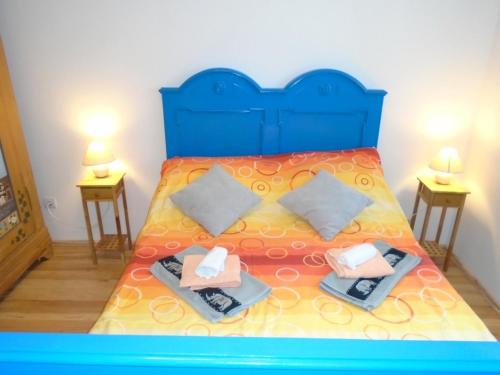 1 dormitorio con 1 cama con 2 almohadas en Holiday house with a parking space Peroj, Fazana - 16597, en Fažana
