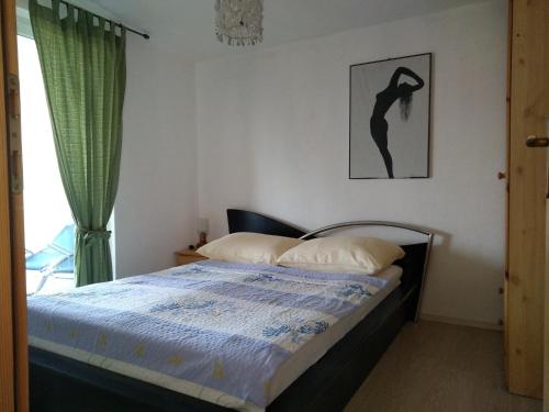 een slaapkamer met een bed met een blauw dekbed bij Apartments with a parking space Gornji Karin, Novigrad - 16610 in Gornji Karin