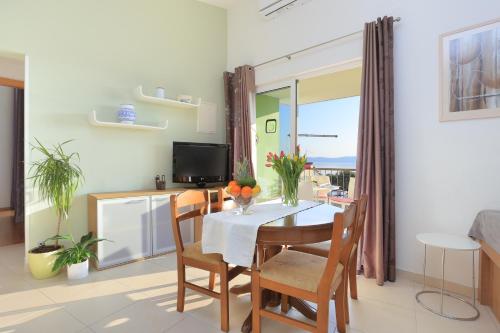 Apartments by the sea Podgora, Makarska - 16630