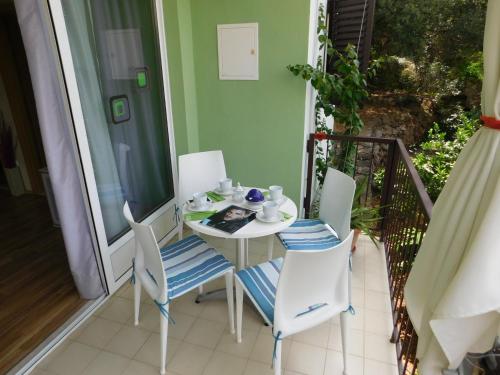Apartments by the sea Podgora, Makarska - 16630
