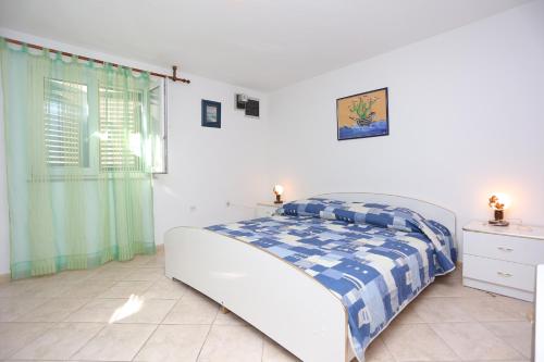 Apartments with parking space Supetar, Brac - 16653