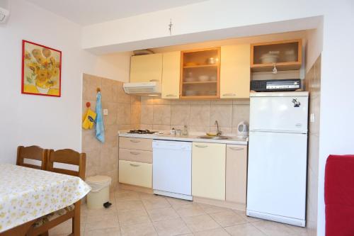 Apartments with parking space Supetar, Brac - 16653
