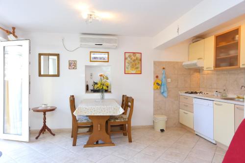 Apartments with parking space Supetar, Brac - 16653