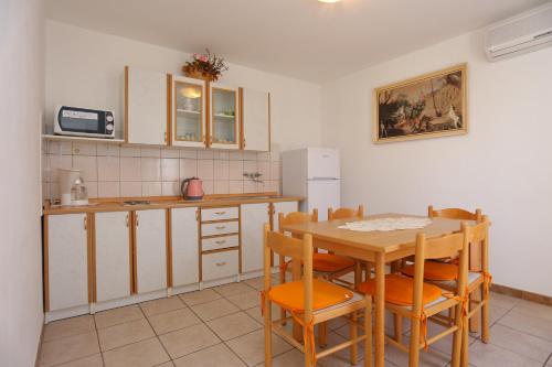 Apartments with parking space Supetar, Brac - 16656