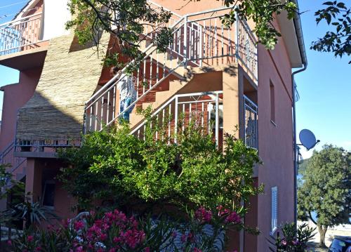 Fotografia z galérie ubytovania Apartments by the sea Bilice, Krka - 16629 v Šibeniku
