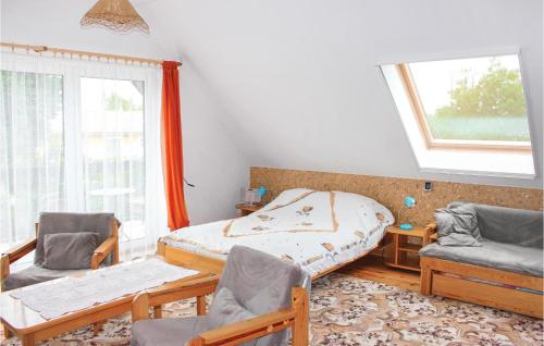 ノベ・バルプノにあるCozy Apartment In Nowe Warpno With Wifiのベッドルーム1室(ベッド1台、椅子2脚、窓付)