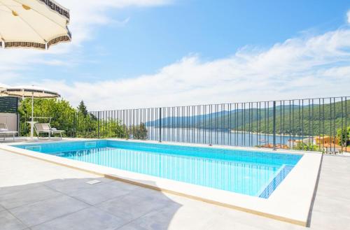 Bazén v ubytování Family friendly house with a swimming pool Rabac, Labin - 16698 nebo v jeho okolí