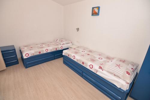 Ένα ή περισσότερα κρεβάτια σε δωμάτιο στο Apartments by the sea Tkon, Pasman - 16589