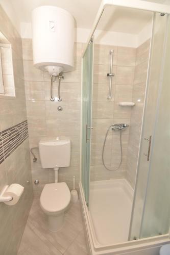 Ένα μπάνιο στο Apartments by the sea Tkon, Pasman - 16589