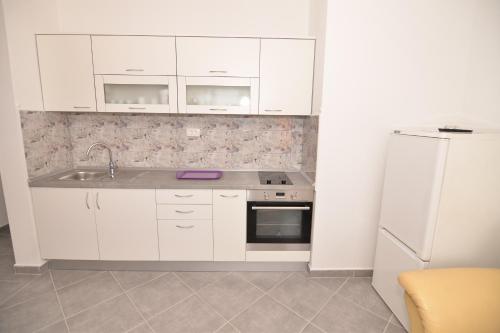Η κουζίνα ή μικρή κουζίνα στο Apartments by the sea Tkon, Pasman - 16589