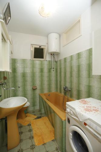 Apartments with parking space Supetar, Brac - 16699