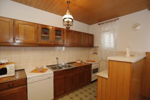 Apartments with parking space Supetar, Brac - 16699