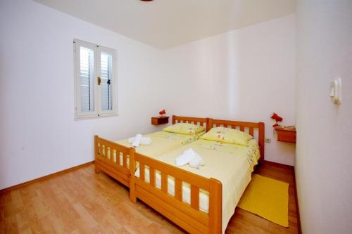 Posteľ alebo postele v izbe v ubytovaní Apartments by the sea Sukosan, Zadar - 16646