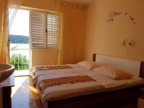 Postel nebo postele na pokoji v ubytování Seaside holiday house Barbat, Rab - 16712
