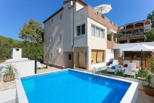 Seaside apartments with a swimming pool Mavarstica, Ciovo - 16730