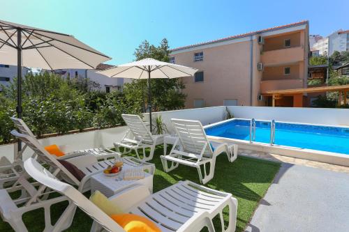 Seaside apartments with a swimming pool Mavarstica, Ciovo - 16730