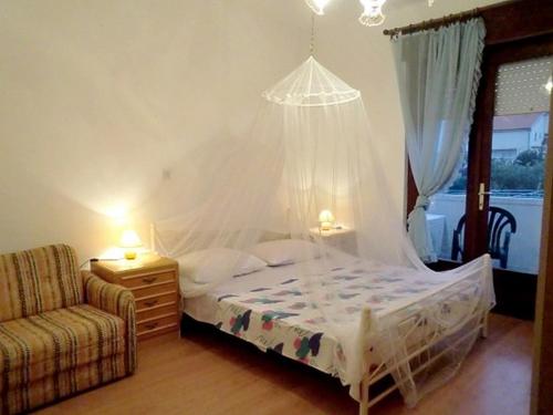 Ένα ή περισσότερα κρεβάτια σε δωμάτιο στο Apartments for families with children Banjol, Rab - 16645