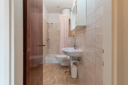 een kleine badkamer met een toilet en een wastafel bij Apartments with a parking space Slatine, Ciovo - 16731 in Slatine
