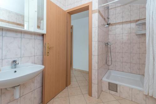 y baño con lavabo y ducha. en Apartments with a parking space Slatine, Ciovo - 16732 en Slatine
