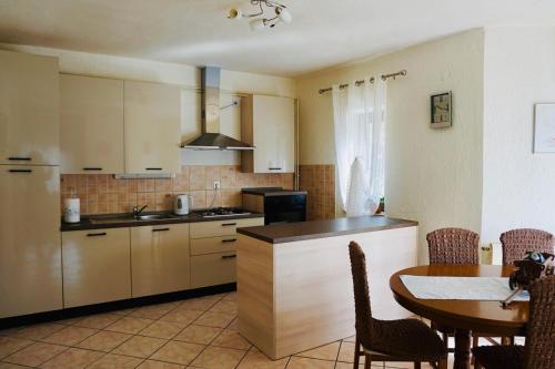 una cucina con tavolo e sedie e una sala da pranzo di Apartments with a parking space Senj - 16747 a Senj