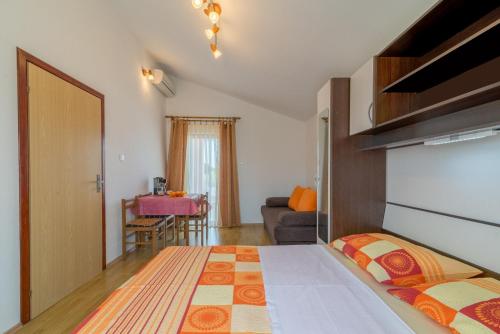 Postel nebo postele na pokoji v ubytování Apartments with a parking space Vir - 16768