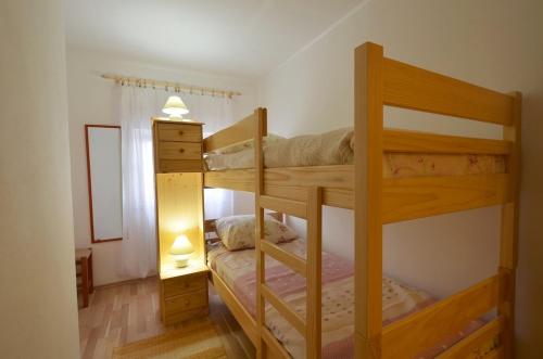 1 Schlafzimmer mit 2 Etagenbetten und einem Spiegel in der Unterkunft Holiday house with a swimming pool Sovinjsko Polje, Central Istria - Sredisnja Istra - 16806 in Buzet