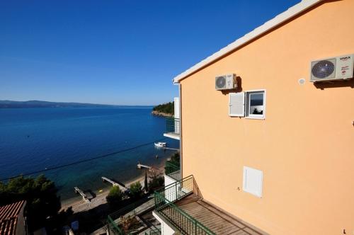 Fotografie z fotogalerie ubytování Family friendly seaside apartments Stanici, Omis - 16606 v Omiši