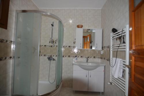 W łazience znajduje się prysznic i umywalka. w obiekcie Nalyakonak w mieście Alaçatı