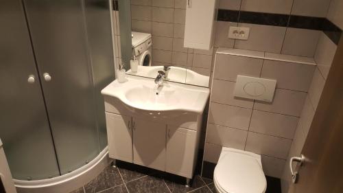 bagno con lavandino e servizi igienici di Apartments by the sea Podstrana, Split - 16793 a Podstrana