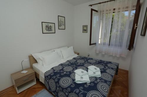 Apartments with parking space Supetar, Brac - 16807