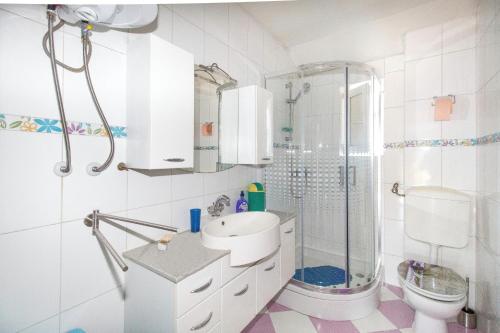 Ένα μπάνιο στο Apartments with parking space Trpanj, Peljesac - 16825