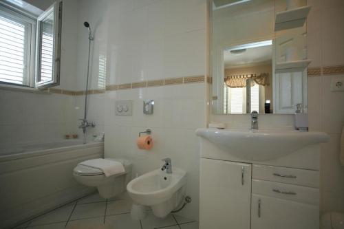 Bilik mandi di Family friendly house with a swimming pool Sumartin, Brac - 16842