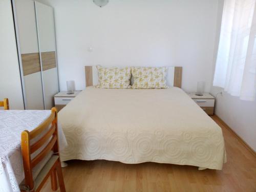 מיטה או מיטות בחדר ב-Apartments by the sea Valun, Cres - 16714