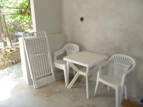 Imagen de la galería de Apartments by the sea Valun, Cres - 16714, en Valun