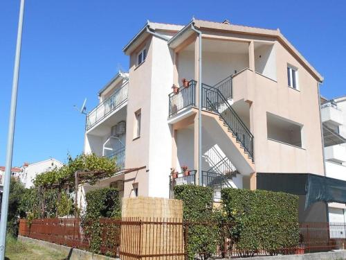 Apartments with parking spaces Kastel Stafilic, Kastela - 16811