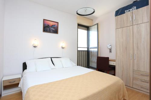 Postel nebo postele na pokoji v ubytování Apartments with WiFi Split - 16910