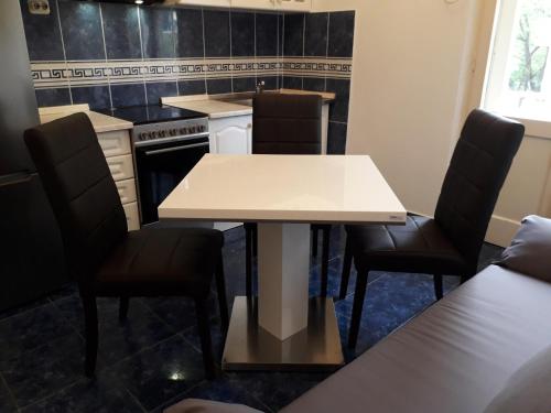 uma cozinha com uma mesa branca e 2 cadeiras em Apartments with WiFi Split - 16911 em Split