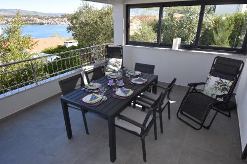 einen schwarzen Tisch und Stühle auf dem Balkon in der Unterkunft Apartments with a parking space Okrug Gornji, Ciovo - 16935 in Trogir