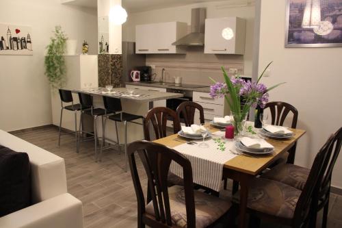 Kuchyňa alebo kuchynka v ubytovaní Apartments with parking spaces Fazana - 16808