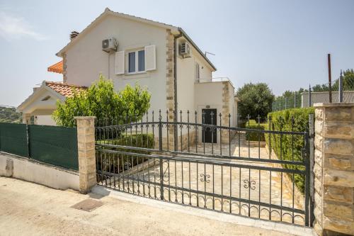 Fotografia z galérie ubytovania Family friendly house with a swimming pool Maslinica, Solta - 16782 v destinácii Grohote