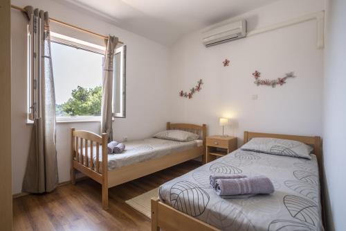 Giường trong phòng chung tại Family friendly house with a swimming pool Maslinica, Solta - 16782