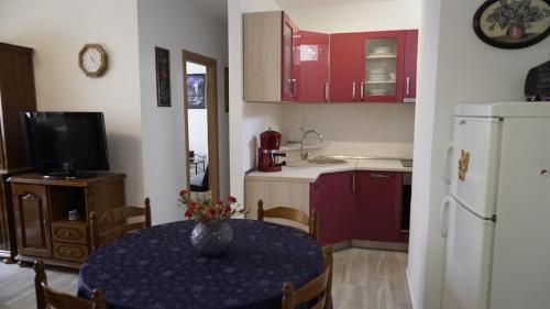 Kuchyň nebo kuchyňský kout v ubytování Apartments with a parking space Omis - 16952