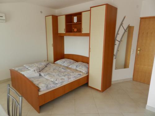 Apartments with a parking space Sveti Vid, Krk - 16955
