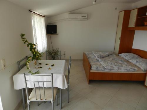 Apartments with a parking space Sveti Vid, Krk - 16955